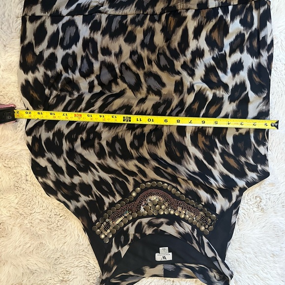 Great sleeveless animal print shirt with intricate bead detail - Picture 3 of 4